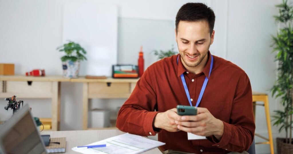 recruiter texting candidate